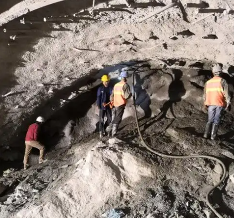 马尔康拱顶带模注浆料的施工流程及注意事项